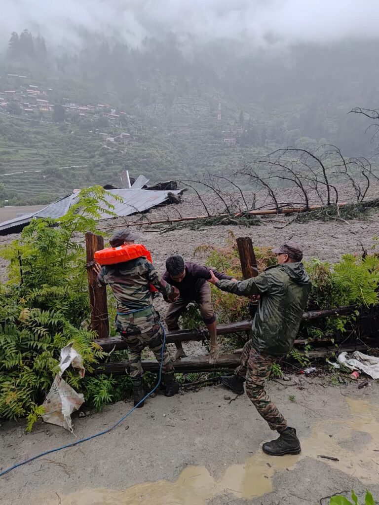 SDRF Rescue  Uttarkashi  :धराली आपदा में रेस्क्यू ऑपरेशन जारी, 70 लोगों को किया रेस्क्यू