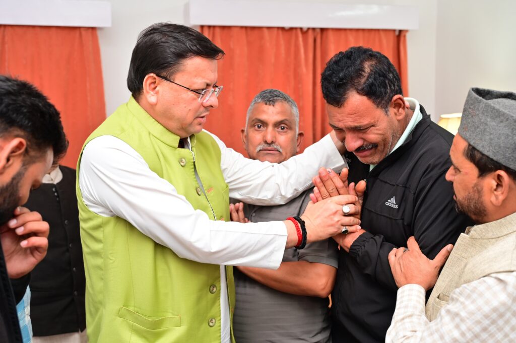 Cm Dhami Meet Dharali Parbhavit:धराली आपदाग्रस्त क्षेत्र के प्रभावितों से मिले सीएम धामी, पीड़ितों के साथ खड़ी सरकार