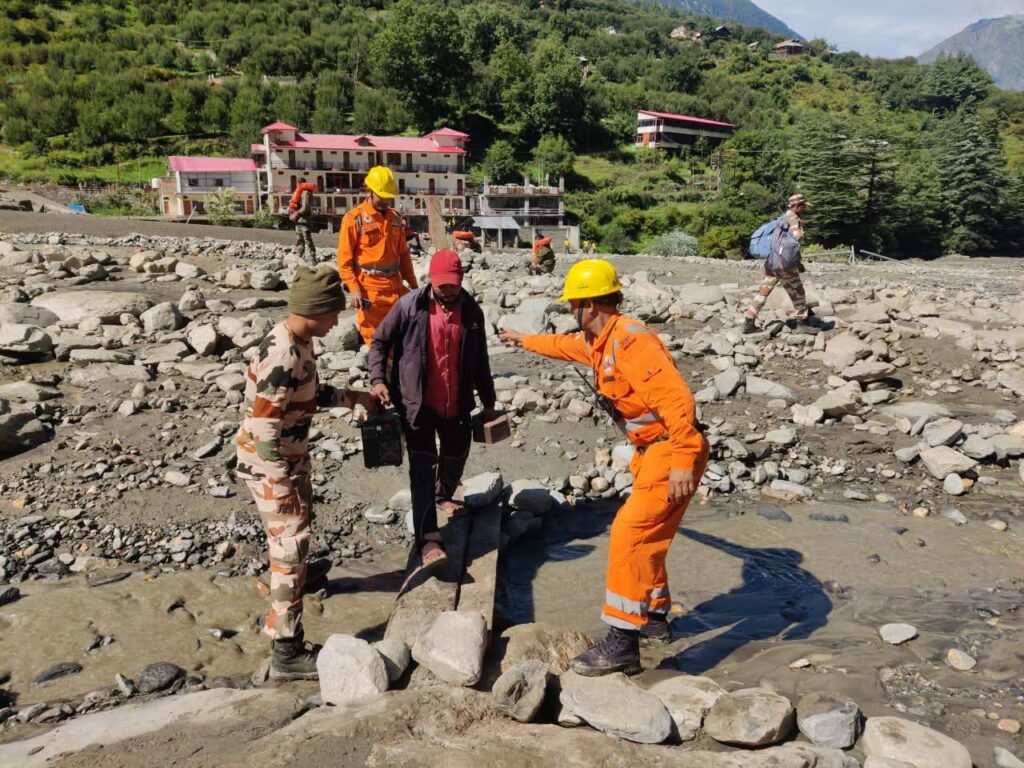 Dharali Uttarkashi Rescue:धराली आपदा राहत बचाव कार्यों में जुटी टीम, sdrf ndrf समेत विभिन्न टीमों ने संभाला मोर्चा