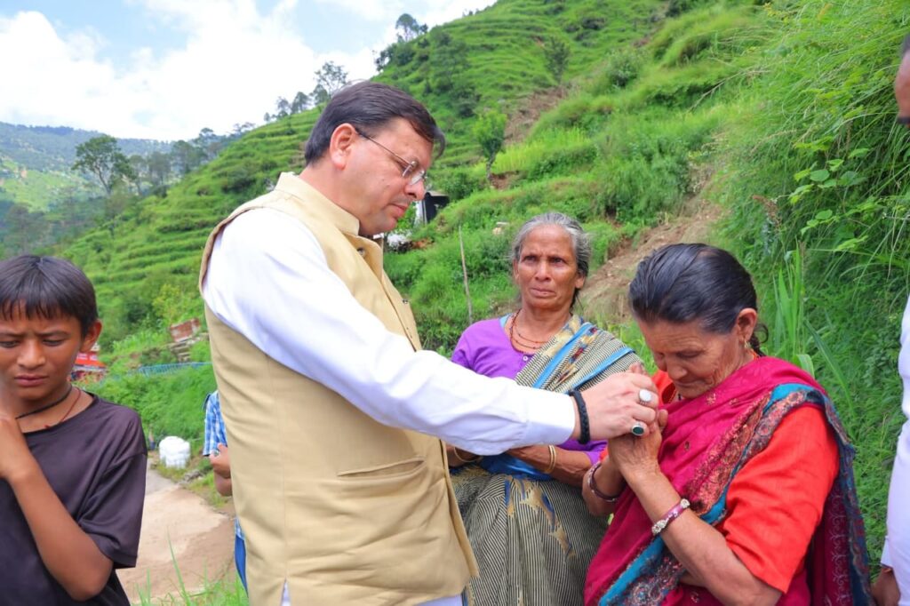 Cm Dhami Apda Rashi:आपदा प्रभावितों के साथ सीएम धामी, 15 परिवारों को दी आर्थिक सहायता