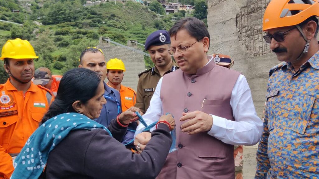 Cm Dhami Rakhi:धराली में राहत कार्यों के बीच दिखा मानवीय रिश्ता, बहन ने CM धामी की कलाई पर बांधी राखी