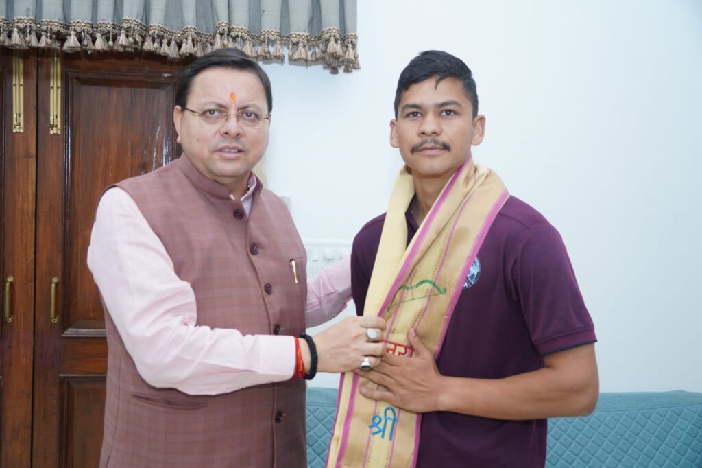 Cm Dhami Meet Virendra Singh:सीएम धामी ने वीरेंद्र सिंह से की मुलाकात, माउंट एवरेस्ट पर सफलतापूर्वक चढ़ाई करने पर दी बधाई