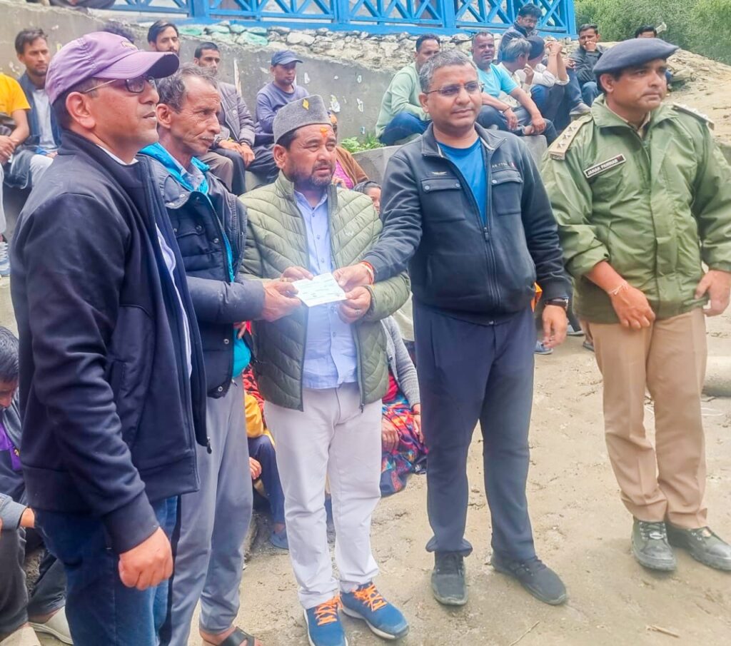 Dharali Relief Check:धराली में 98 आपदा प्रभावित परिवारों को मिली पाँच लाख की सहायता, सीएम धामी के निर्देश पर दिए गए चेक