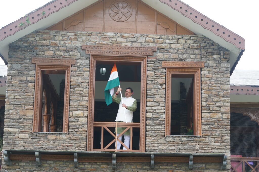 Har Ghar Tiranga:हर घर तिरंगा अभियान के तहत सीएम धामी ने फहराया तिरंगा, प्रदेशवासियों से की अपील