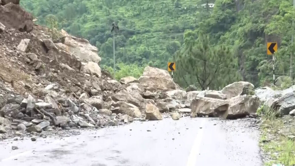 Uttarkashi Landslide Road:उत्तरकाशी में बारिश-भूस्खलन का कहर, धरासू के पास लैंडस्लाइड से गंगोत्री-यमुनोत्री NH बंद
