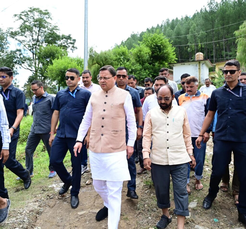 Cm Dhami Tharali:थराली आपदा प्रभावितों से सीएम धामी ने की मुलाकात, अधिकारियों के साथ की बैठक