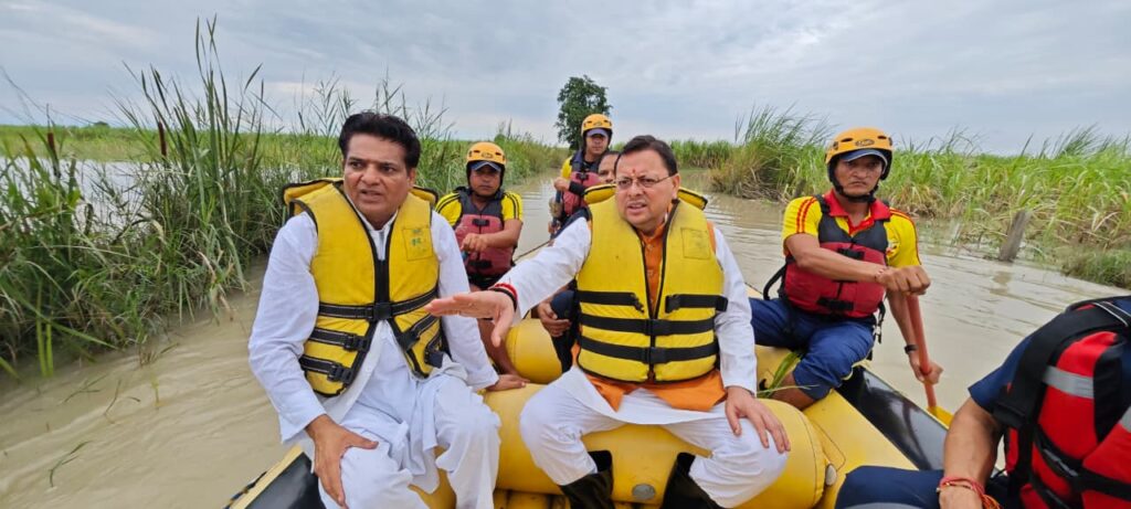 Cm Dhami Laksar:भारी बारिश के बीच ट्रैक्टर से लक्सर के आपदा प्रभावित क्षेत्रों में पहुंचे सीएम धामी, मोटर बोट से लिया हालातों का जायजा