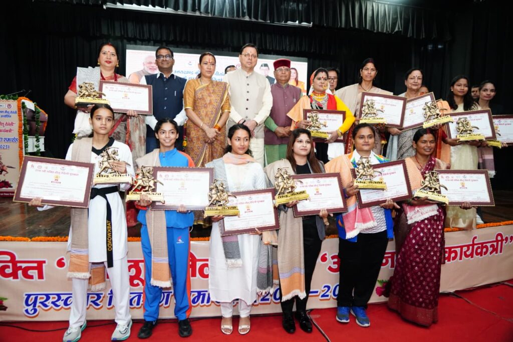 Tilu Rauteli Award:सीएम धामी ने 13 महिलाओं को दिया तीलू रौतेली पुरस्कार, 33 आंगनवाड़ी कार्यकत्रियों को उत्कृष्ट सेवा कार्य सम्मान