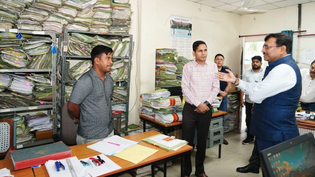 Anand Bardhan Meeting:मुख्य सचिव आनंद बर्द्धन ने सचिवालय परिसर की व्यवस्थाओं का लिया जायजा, सफाई व्यवस्था का किया निरीक्षण