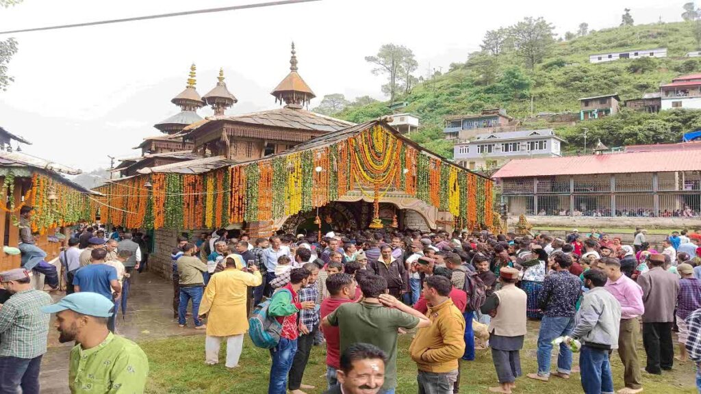 Hanol Temple Vivad:महासू देवता हनोल मंदिर समिति विवाद पर प्रशासन बैकफुट पर, परंपरागत तरीके से होगा समिति का गठन