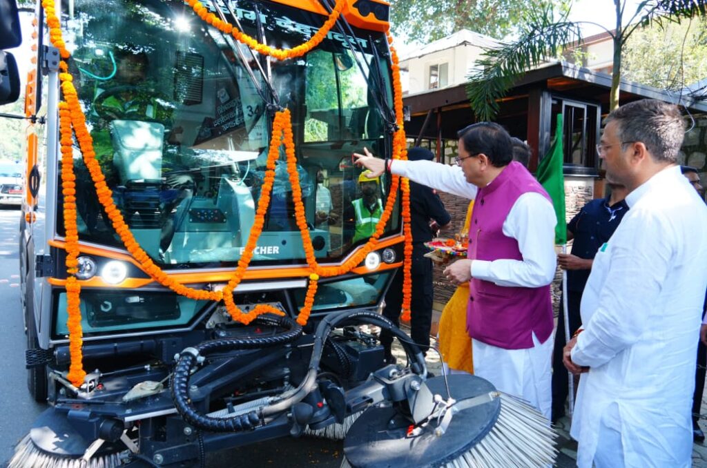 Swipping Vehicle Dehradun:स्वीपिंग वाहन से होगी देहरादून रोड की सफाई, सीएम धामी ने स्वीपिंग वाहनों को दिखाई हरी झंडी