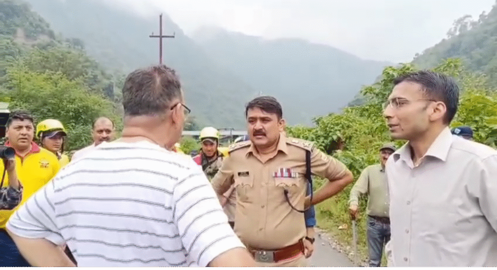 Savin Bansal Angry:फोन न उठाने पर डीएम सविन बंसल से नाराज़ हुए कैबिनेट मंत्री गणेश जोशी, सार्वजनिक रूप से दी चेतावनी