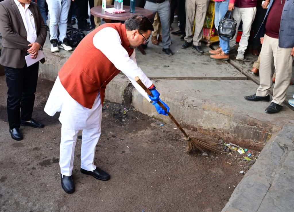 Cm Dhami Isbt Dehradun:सीएम धामी ने किया आईएसबीटी देहरादून में औचक निरीक्षण, गंदगी देखकर खुद लगाई झाड़ू