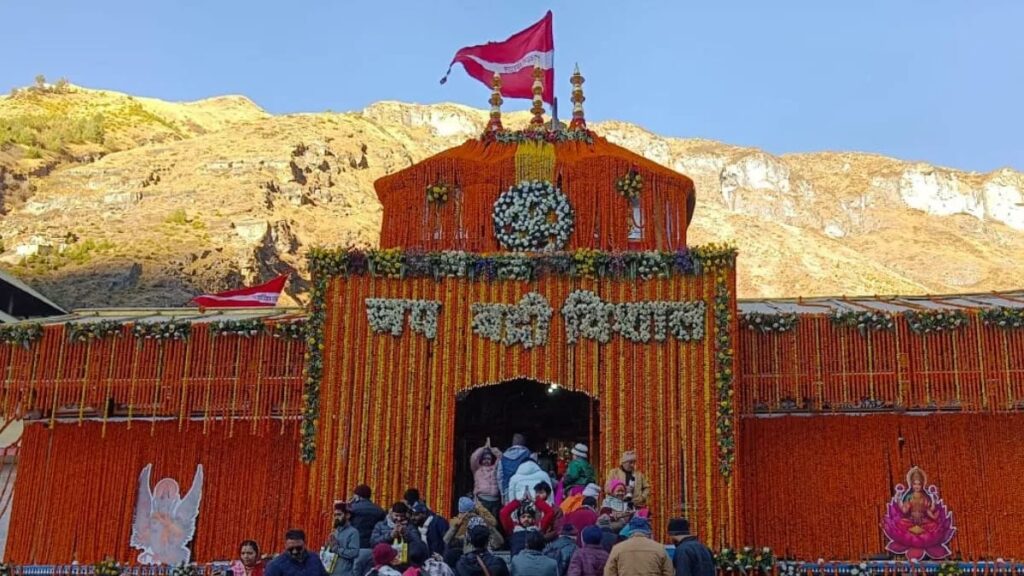 Badrinath Dham Door Closed:शीतकाल के लिए बंद हुए बद्रीनाथ धाम के कपाट, जय बद्रीविशाल के जयघोष से गूंजा परिसर