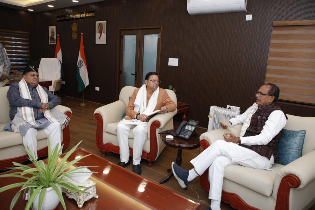 Cm Dhami Meet Shivraj Singh Chouhan:सीएम धामी ने की केंद्रीय मंत्री शिवराज चौहान से मुलाकात, उत्तराखण्ड की 184 ग्रामीण सड़कों के निर्माण के लिए मिली मंजूरी