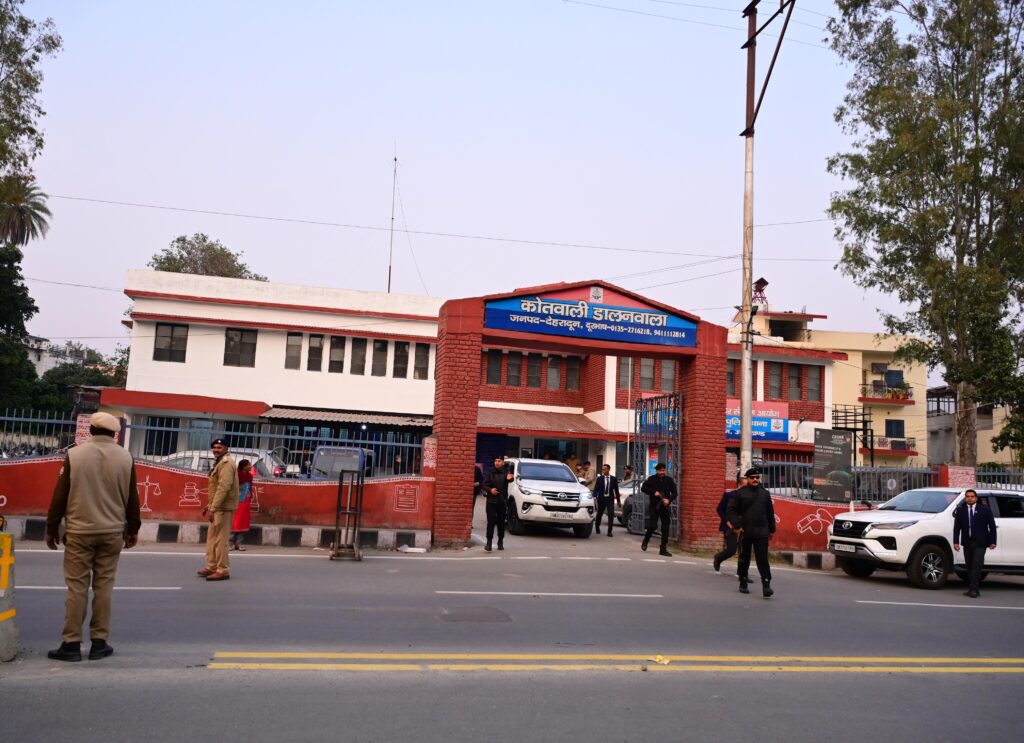 Cm Dhami Dalanwala Inspection:सीएम धामी ने डालनवाला पुलिस स्टेशन का किया औचक निरीक्षण, थानेदार को किया लाइन हाजिर