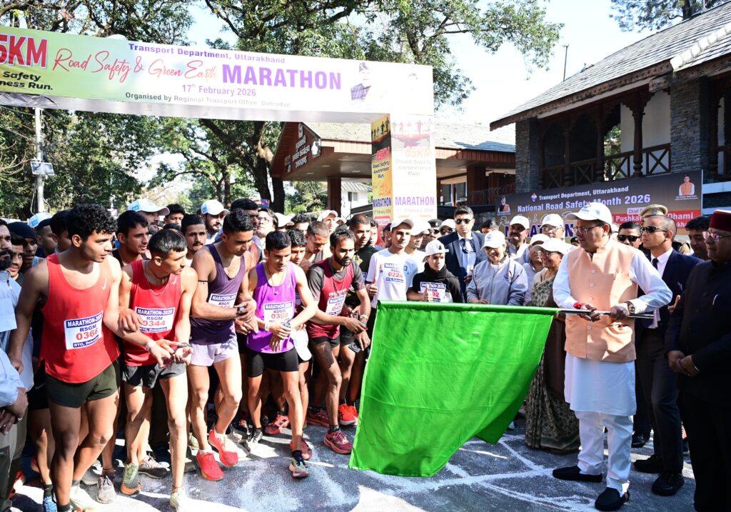 Sadak Suraksha Marathon:सीएम धामी ने सड़क सुरक्षा जागरूकता मैराथन का किया फ्लैग ऑफ, प्रतिभागियों को दिलाई शपथ