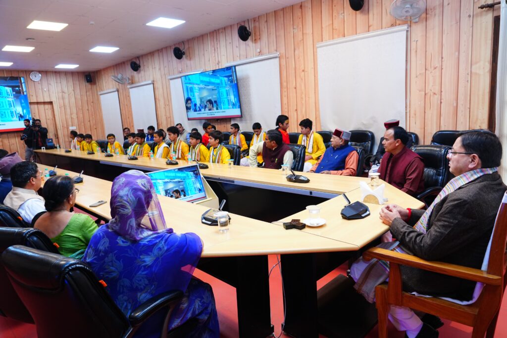 Mann Ki Baat:सीएम धामी ने स्कूली बच्चों के साथ सुना मन की बात कार्यक्रम, AI जागरूकता पर दिया जोर