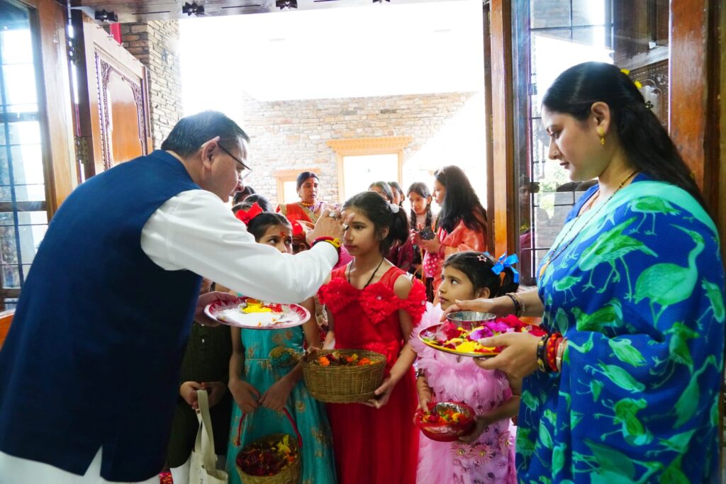 Fooldayi Festival Uttarakhand:सीएम धामी ने मुख्यमंत्री आवास में मनाया लोकपर्व फूलदेई, प्रदेशवासियों को दी शुभकामनाएं