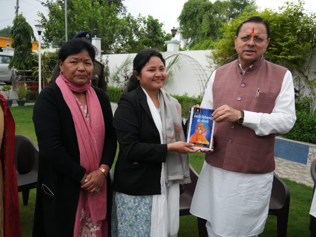 Cm Dhami Meet Upsc Students:यूपीएससी में रैंक हासिल कर बेटियों ने बढ़ाया प्रदेश का मान, सीएम धामी ने चयनित छात्राओं को दी बधाई