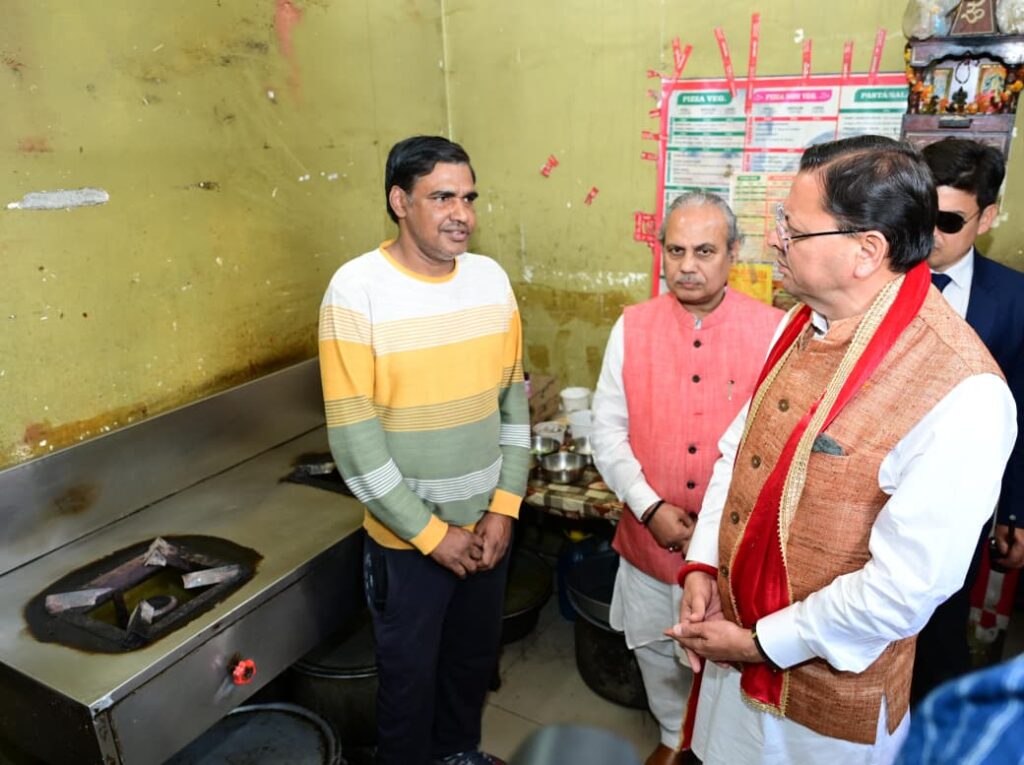 Cm Dhami On Gas:सीएम धामी ने रेस्टोरेंट में पहुंच लिया गैस आपूर्ति का जायजा, संचालकों से की बात