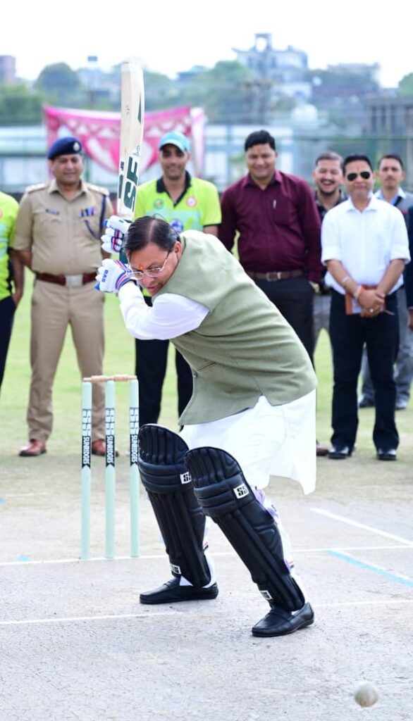 Manjul Singh Cricket Tournament:सीएम धामी ने खेला क्रिकेट, खिलाड़ियों को खेलो इंडिया के लिए किया प्रोत्साहित