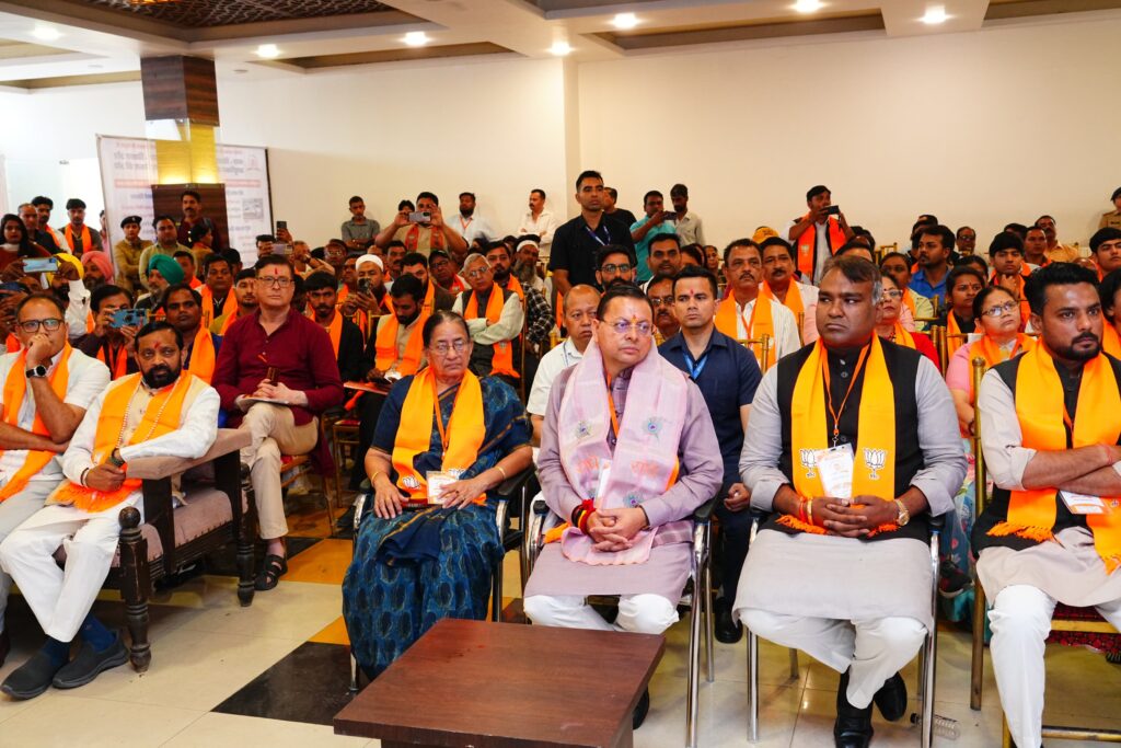 Cm Dhami Mann Ki Baat:सीएम धामी ने सुना मन की बात का 132वां एपिसोड, जनप्रतिनिधियों संग साझा किए विचार