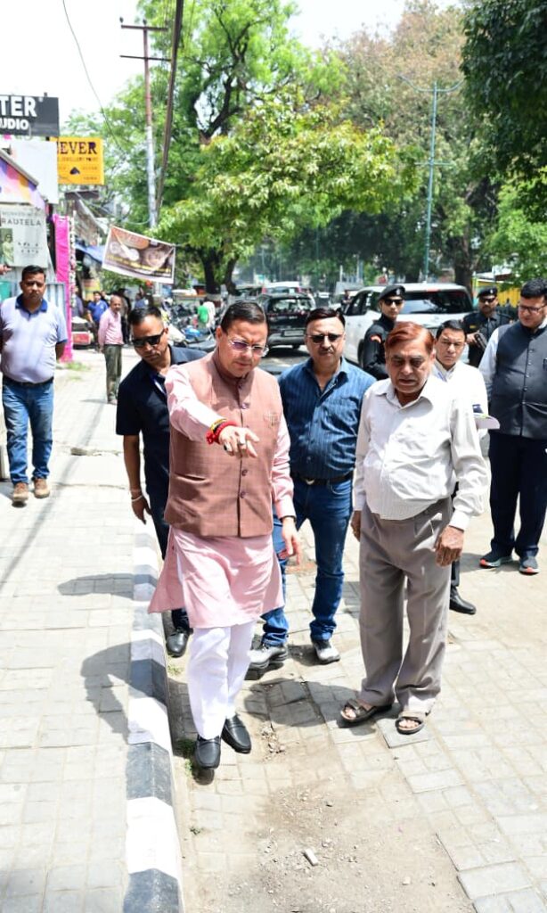 Cm Helpline Baithak:जन शिकायत की पड़ताल करने मौके पर पहुंचे सीएम धामी, वीडियो कॉल के जरिए अधिकारियों को दिखाई स्थिति
