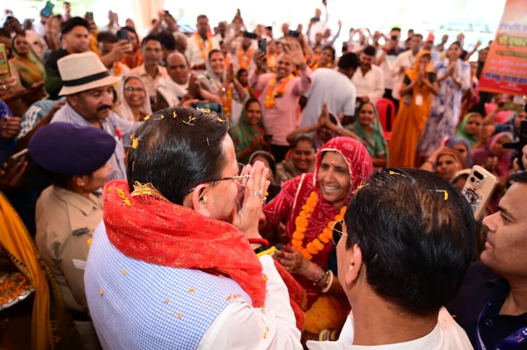 Cm Dhami Chardham Bus:सीएम धामी ने चारधाम यात्रा का किया शुभारंभ, ऋषिकेश से बसों को हरी झंडी दिखाकर किया रवाना