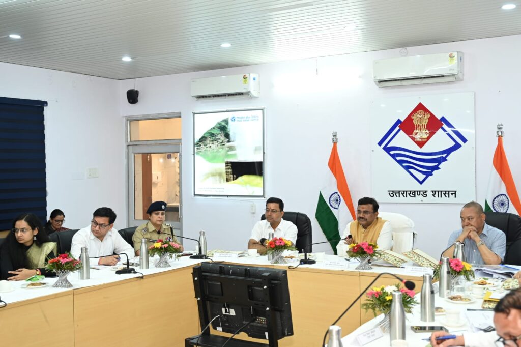 Anand Bardhan Tehri Daura:मुख्य सचिव ने की टिहरी विकास कार्यों की समीक्षा बैठक, क्षतिग्रस्त मार्गों को दुरुस्त करने के दिए निर्देश