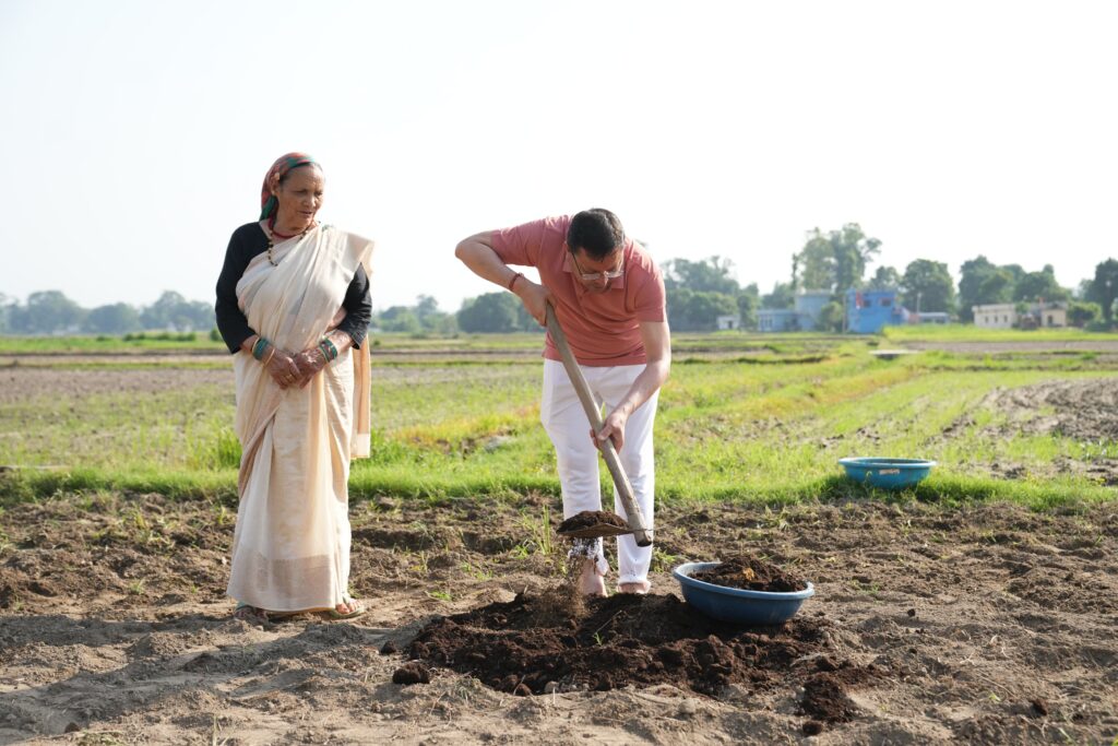 Cm Dhami Kisan Lover:किसान बने सीएम धामी, खेत में चलाया टिलर