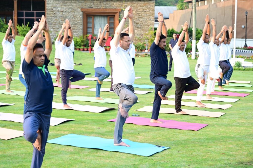Cm Dhami Yog Practice:योग दिवस से पहले सीएम धामी ने किया योगाभ्यास, कर्मचारियों से किया आग्रह