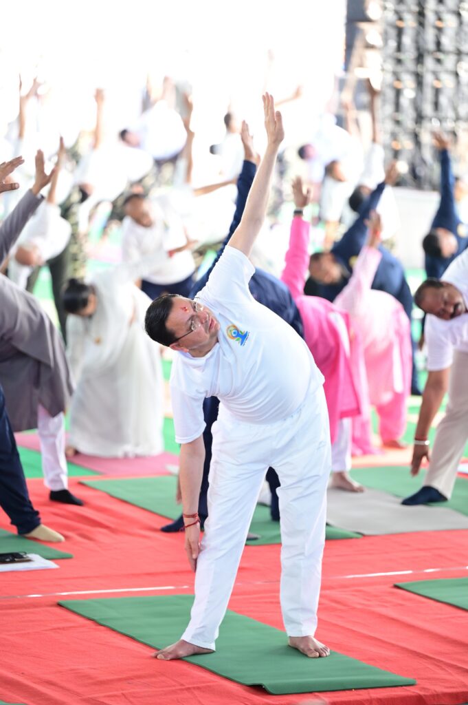 Cm Dhami Yoga:सीएम धामी ने बनबसा में किया सामूहिक योगाभ्यास, योग को दैनिक जीवन का हिस्सा बनाने का किया आह्वान