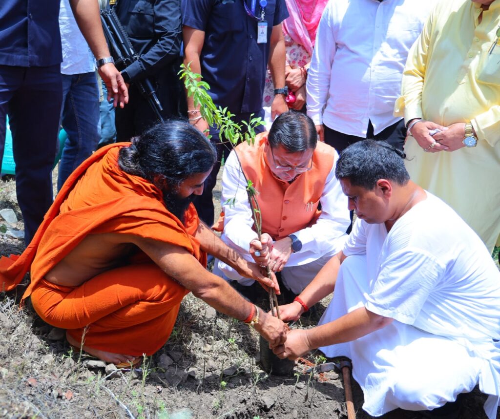 Cm Dhami Pauri Daura:हरेला पर्व पर मालाग्राम पहुंचे सीएम धामी, सघन पौधरोपण कर दिया हरित संरक्षण का संदेश