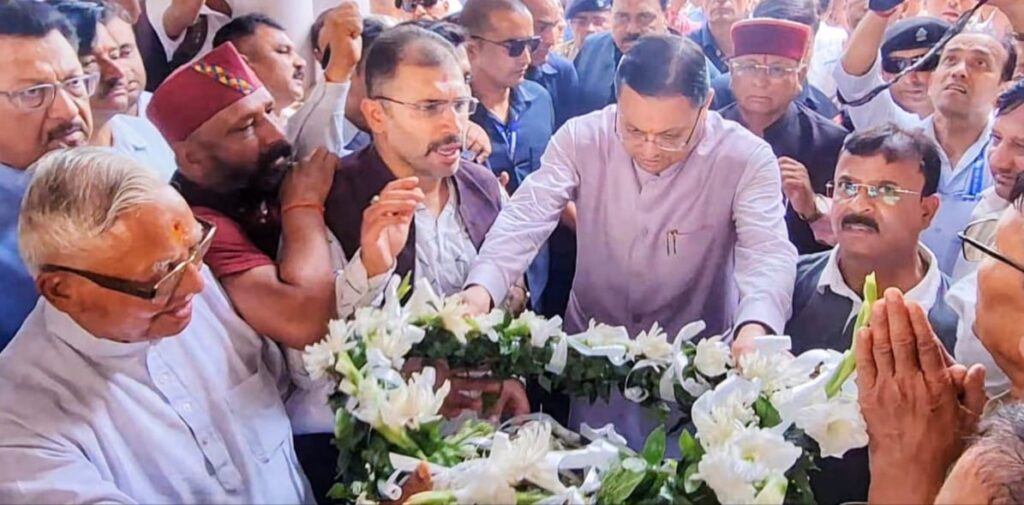 Hira Singh Bisht Passes:हीरा सिंह बिष्ट के निधन पर सीएम धामी ने जताया दुख, आवास पहुंच दी श्रद्धांजलि