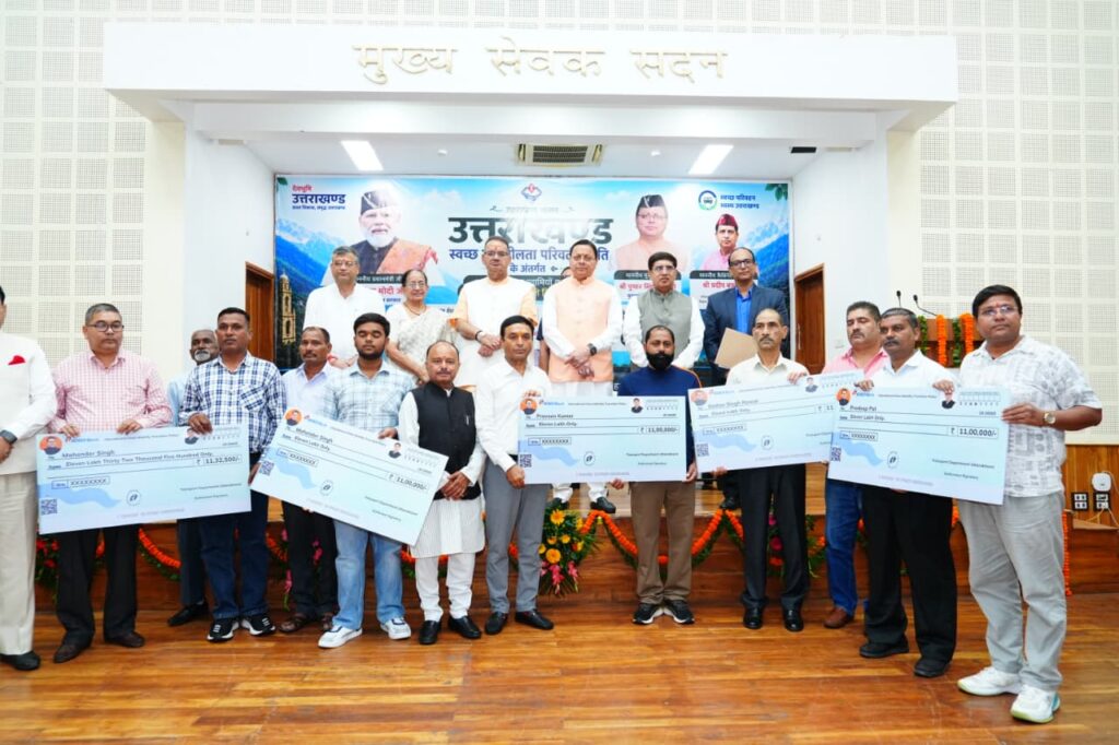 Cm Dhami Vehicle Flag off:सीएम धामी ने 11 स्वच्छ ईंधन आधारित वाहनों को किया फ्लैग ऑफ, लाभार्थियों को सब्सिडी चेक किए प्रदान